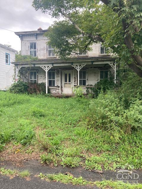 italianate-style house featuring a porch