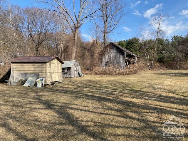 view of yard with a storage shed and an outdoor structure