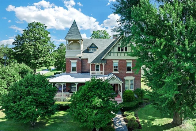 victorian-style house featuring a front yard