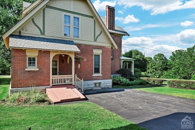 view of front facade featuring a front yard