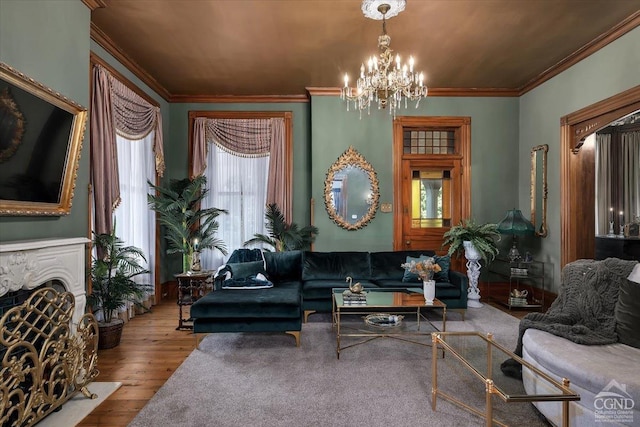 living room featuring hardwood / wood-style floors, an inviting chandelier, and crown molding