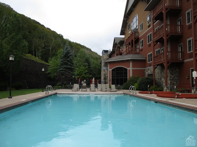 view of pool featuring a mountain view