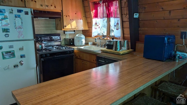 kitchen featuring black appliances, kitchen peninsula, sink, and tasteful backsplash