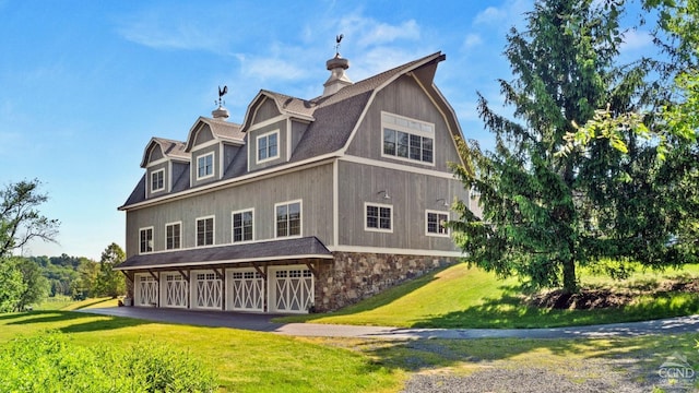 view of front of house featuring a front lawn