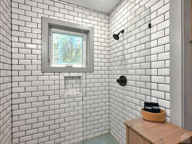 bathroom featuring tiled shower