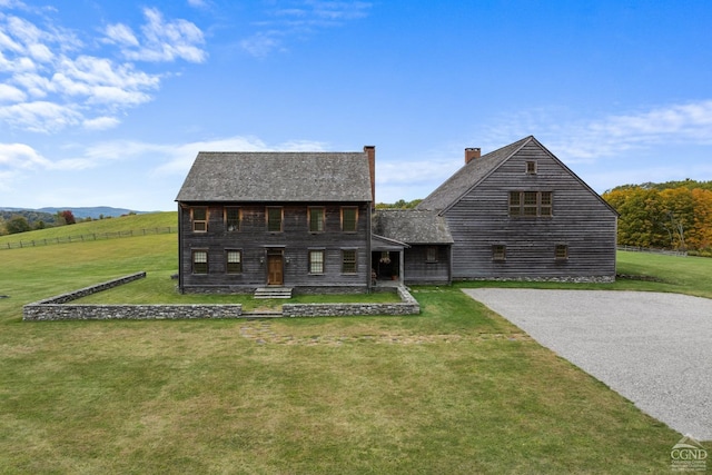 view of front facade featuring a front lawn