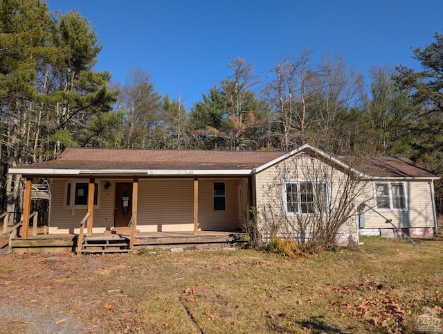 view of front of house with covered porch and a front lawn