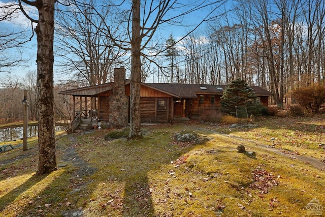 view of front of property with a front yard