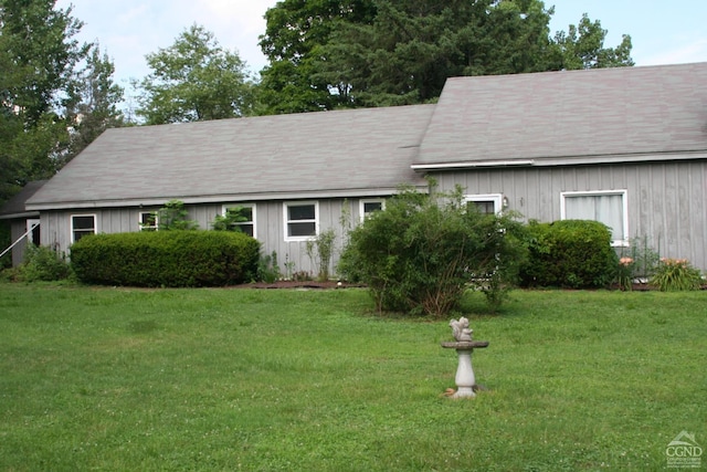 view of front of property with a front yard