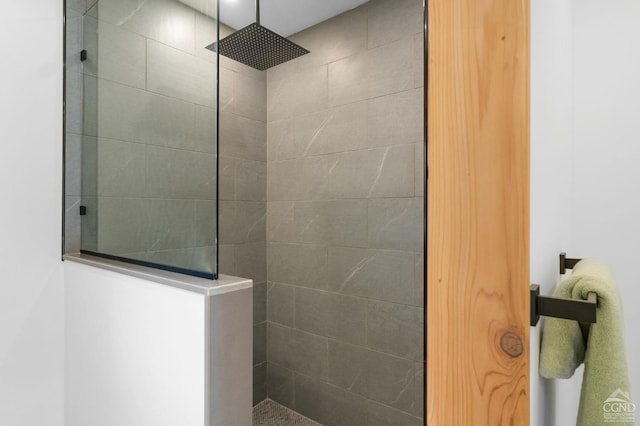 bathroom featuring a tile shower