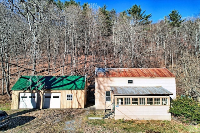 view of front facade with an outdoor structure and a garage