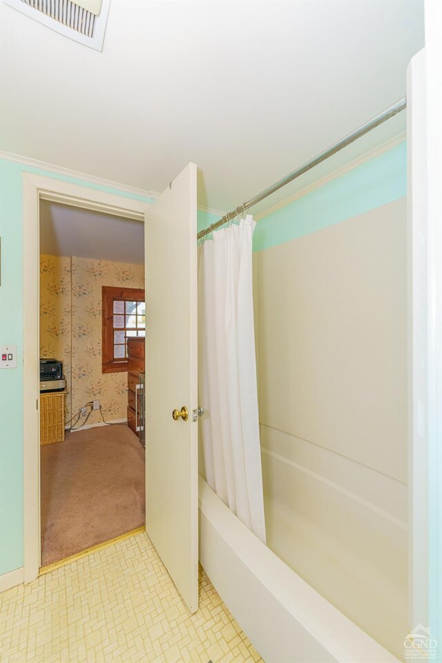 bathroom with shower / tub combo