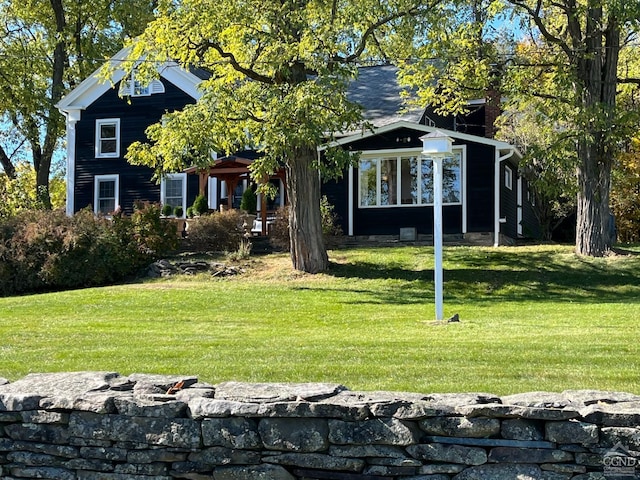 view of front of property with a front yard