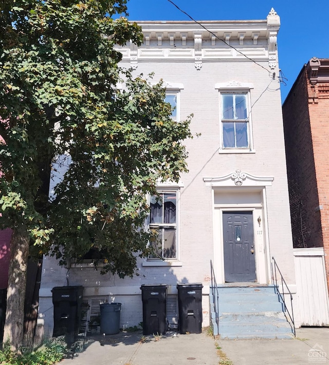 view of italianate home