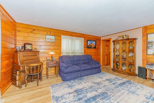 bedroom with hardwood / wood-style floors, ceiling fan, ornamental molding, and a closet