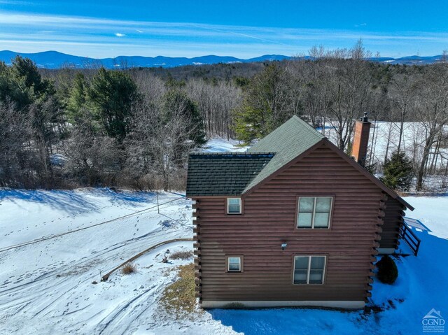 view of side of property featuring a lawn