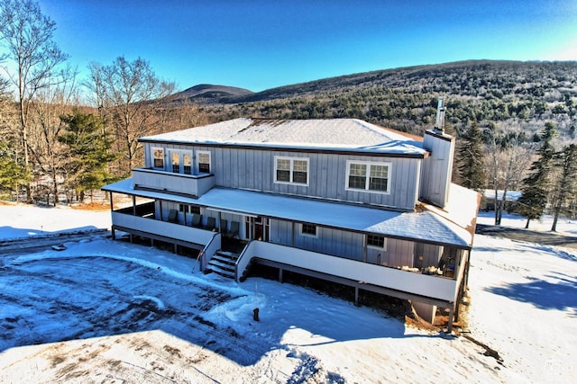 view of front of home featuring a mountain view