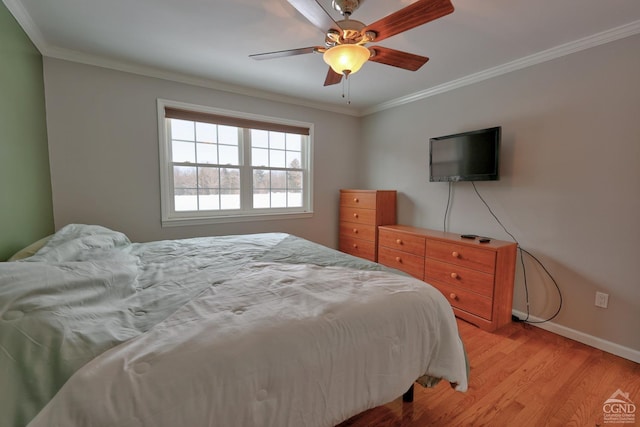 bedroom featuring ceiling fan, crown molding, and light hardwood / wood-style floors