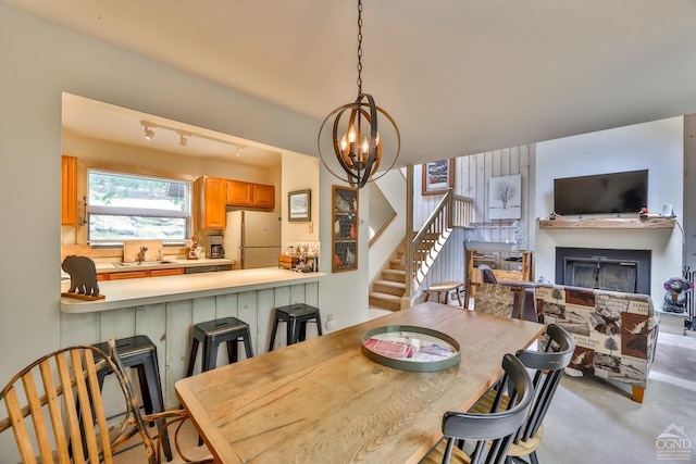 dining area with a notable chandelier