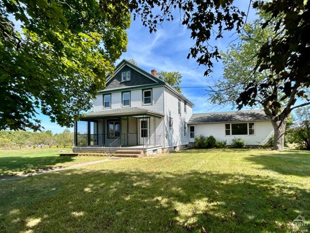 view of front facade with covered porch and a front lawn