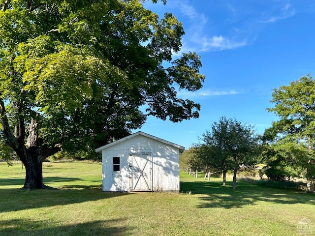 view of outdoor structure featuring a yard