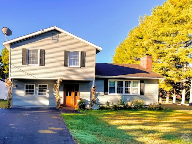 view of front of property with a front yard