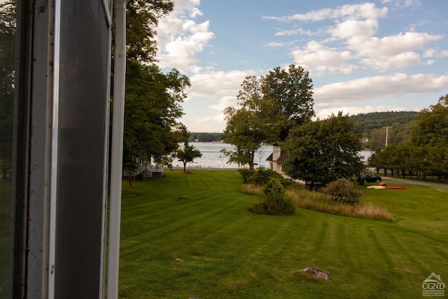 view of yard featuring a water view