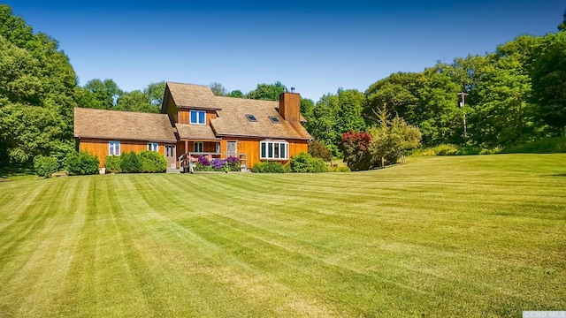 back of house featuring a lawn