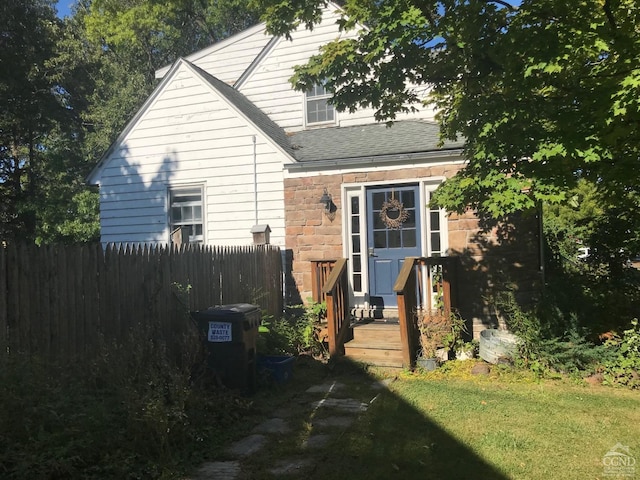 view of front of property featuring a front lawn