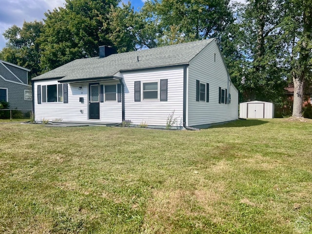 view of front of house featuring a shed and a front yard