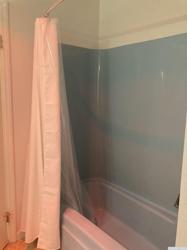 bathroom featuring shower / bath combo