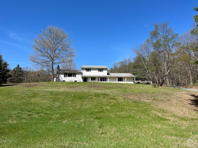 view of front facade featuring a front yard