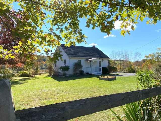 view of front of property featuring a front yard