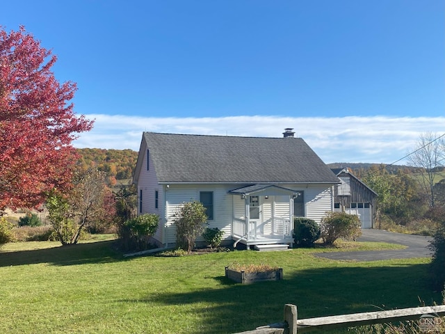 view of front facade featuring a front yard