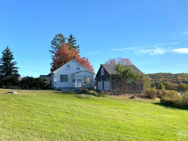 view of yard featuring a garage