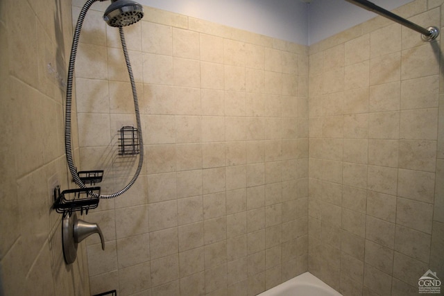 bathroom featuring tiled shower / bath