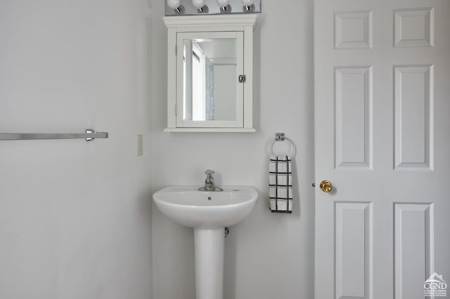 bathroom featuring sink