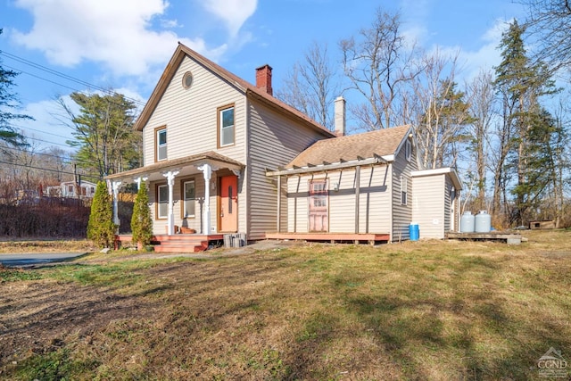 view of front facade featuring a porch and a front yard