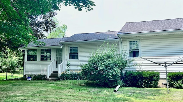 view of front facade with a front yard