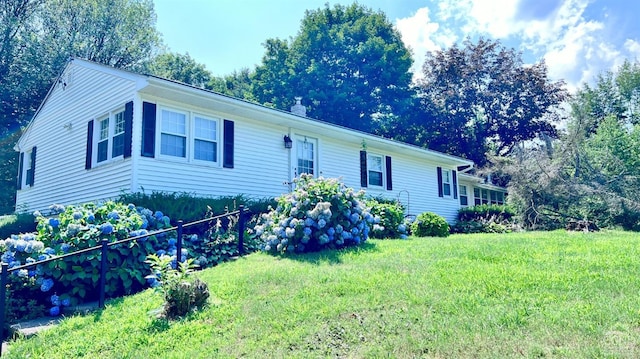 single story home featuring a front lawn