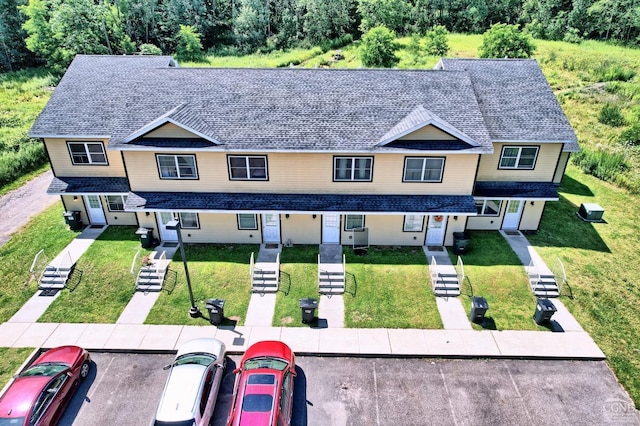 view of front facade featuring a front lawn