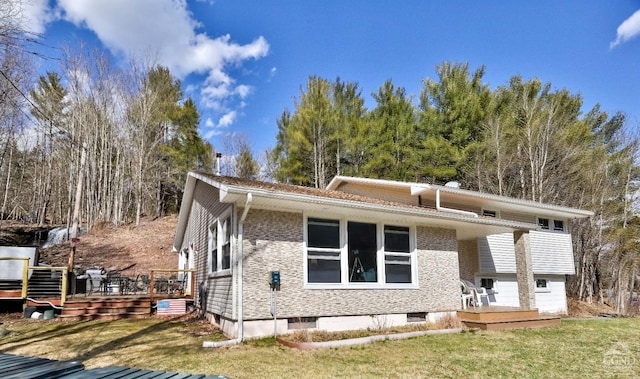 view of front of property featuring a deck and a front lawn