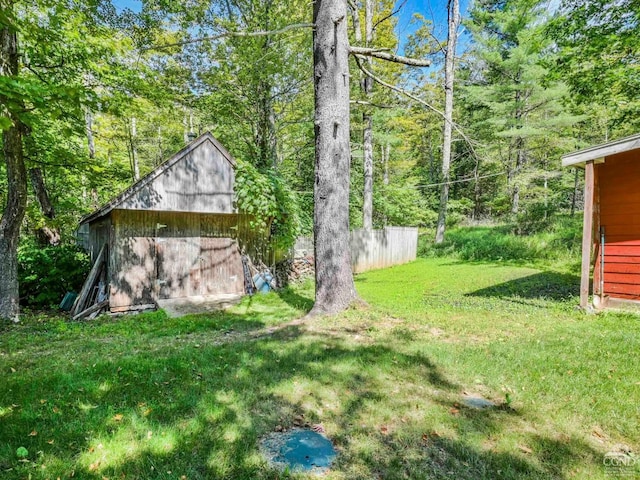 view of yard featuring an outbuilding