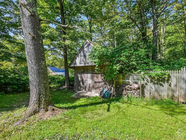 view of yard with an outbuilding