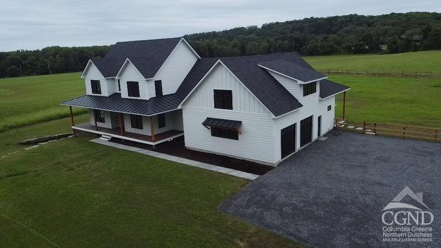 view of front of house featuring a front lawn and a garage