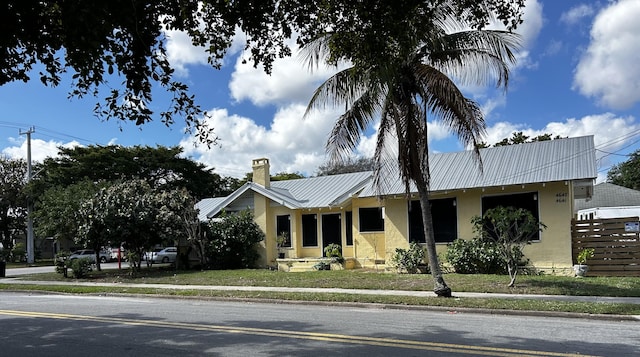 view of front facade with a front lawn