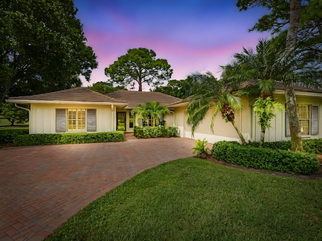 view of front of home featuring a yard