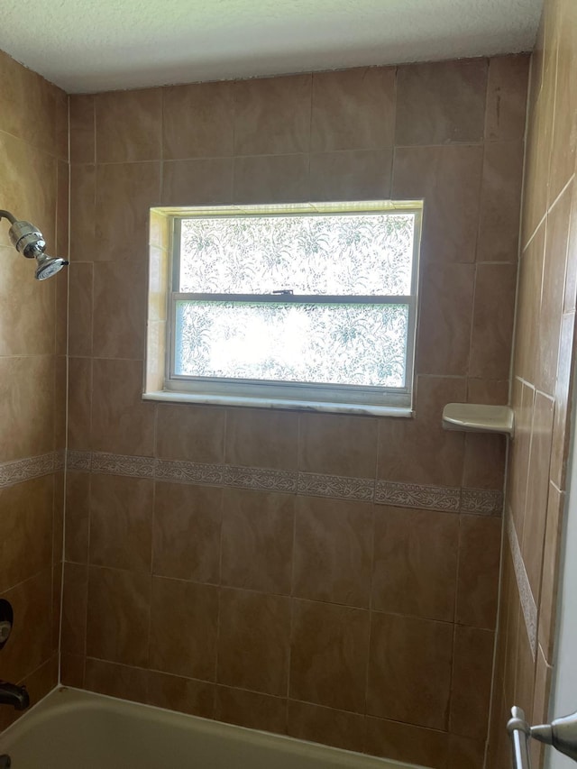 bathroom with tiled shower / bath