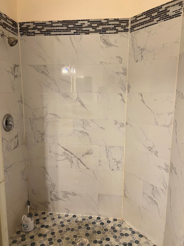 bathroom featuring tiled shower