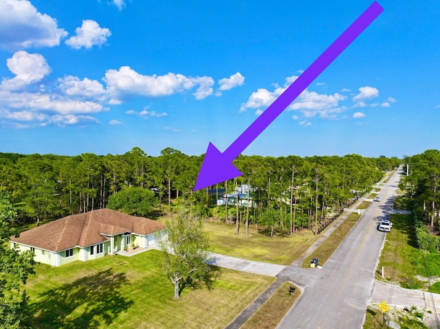 birds eye view of property featuring a forest view